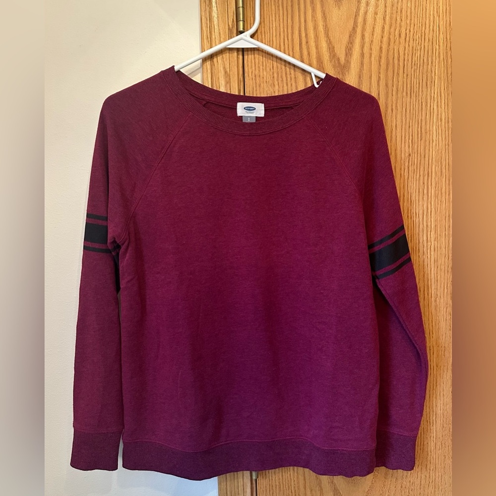 Women’s Old Navy Crewneck Sweatshirt 
Color: Burgundy 
Size: S